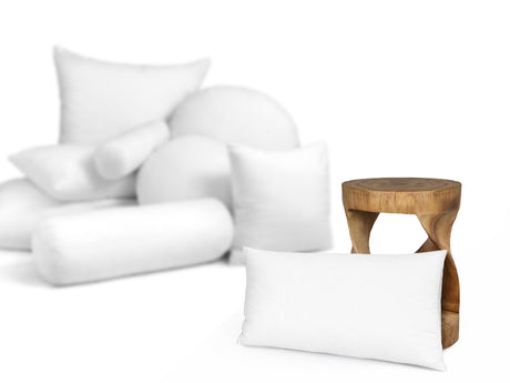 beties PublikFree Polyesterflocken Kopfkissen 40x80 cm – Größenvergleich neben einem Holzhocker, veganes Schlafkissen ohne Federn, klassische Füllung