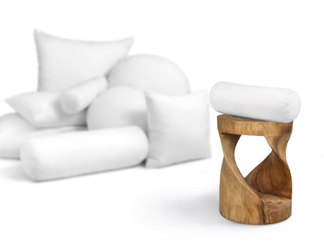 beties PublikFree Polyesterflocken Nackenrolle 15x40 cm – weiße Nackenrolle mit klassischer veganer Polyesterflocken-Füllung, Bezug aus weißem Baumwollstoff, auf einem hocker als größenvergleich