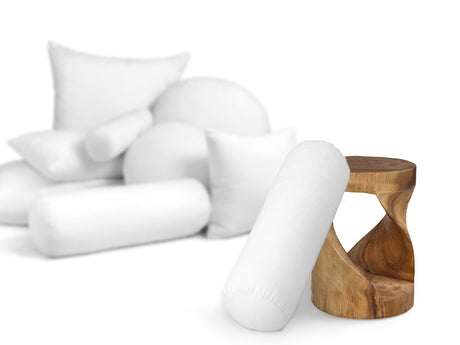 beties PublikFree Polyesterflocken XL-Rolle Beinrolle Yogarolle 25x70 cm – weisse Rolle mit klassischer veganer Polyesterflocken-Fuellung – groessenvergleich mit hocker