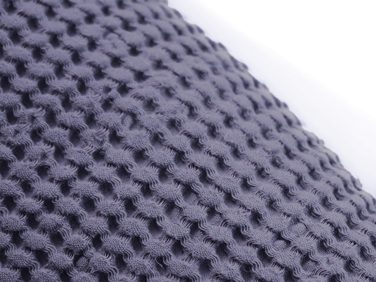 Waffelpique-Stoff, Detailaufnahme in der Farbe Fjord-blau aus Baumwoll-Leinenmix von beties aus der "PUR.NATURE" Serie.