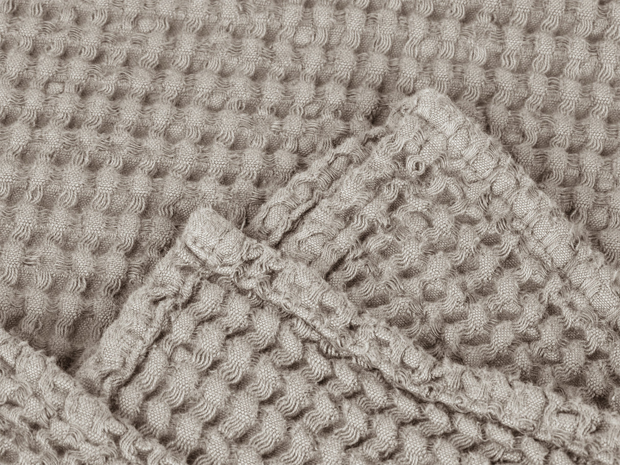 Waffelpique-Stoff, Detailaufnahme der Naht in der Farbe Nebel-grau aus Baumwoll-Leinenmix von beties aus der "PUR.NATURE" Serie.