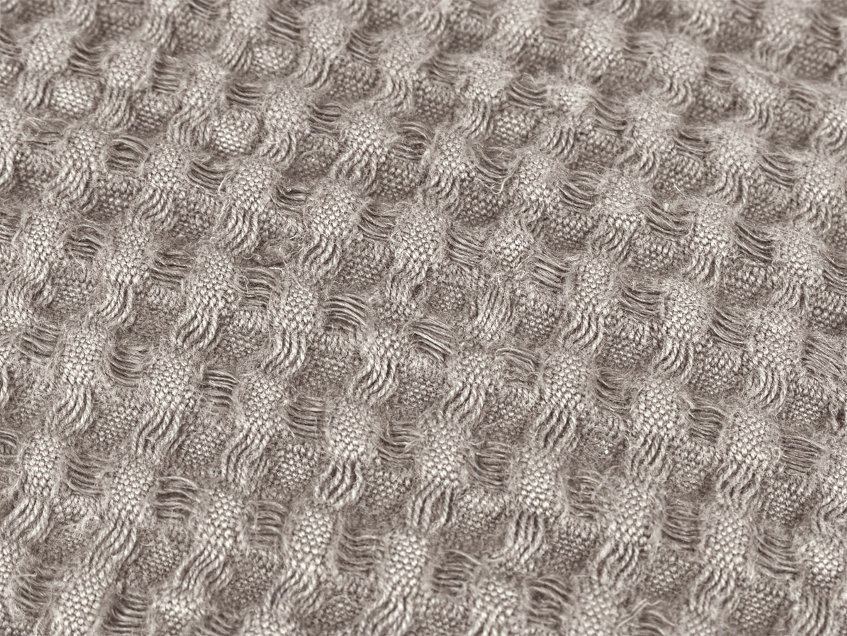 Waffelpique-Stoff, Detailaufnahme in der Farbe Nebel-grau aus Baumwoll-Leinenmix von beties aus der "PUR.NATURE" Serie.