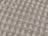 Waffelpique-Stoff, Detailaufnahme in der Farbe Nebel-grau aus Baumwoll-Leinenmix von beties aus der "PUR.NATURE" Serie.