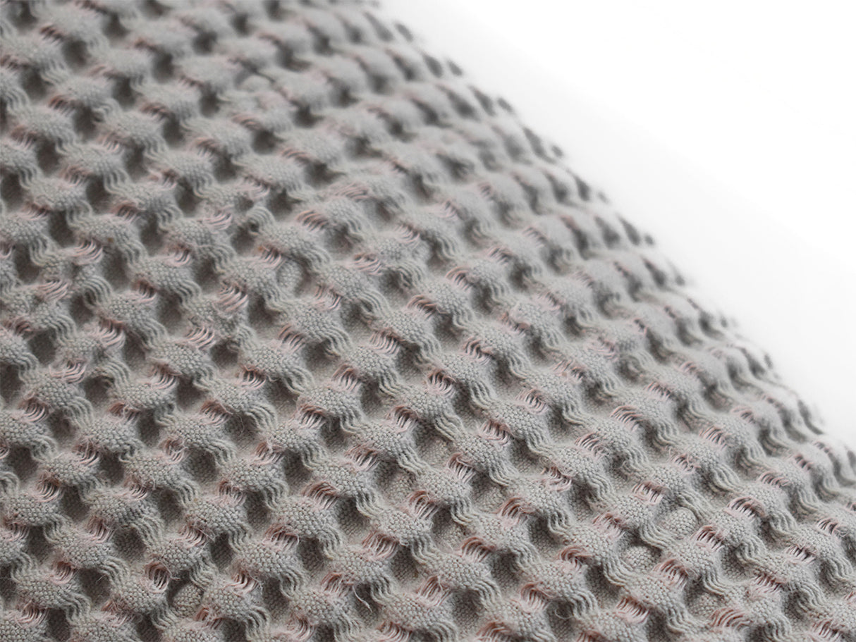 Waffelpique-Stoff, Detailaufnahme in der Farbe Nebel-grau aus Baumwoll-Leinenmix von beties aus der "PUR.NATURE" Serie.