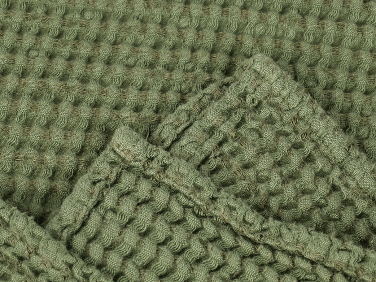 Waffelpique-Stoff, Detailaufnahme der Naht in der Farbe Salbei-gruen aus Baumwoll-Leinenmix von beties aus der "PUR.NATURE" Serie.