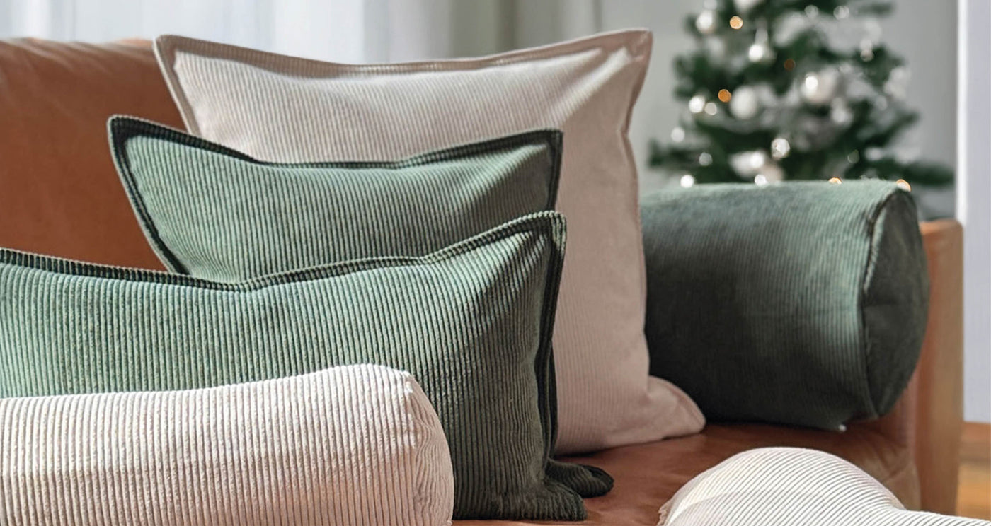 Wohnzimmer mit Cort Samt Kissen in bei und oliven grün weihnachtliche Stimmung