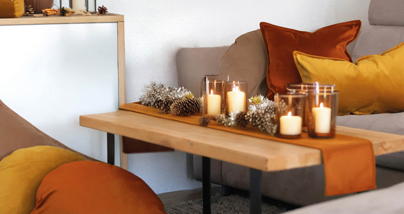 Wohnzimmer mit Samt Kissen in rost-orange curry-gelb und beige weihnachtliche Stimmung