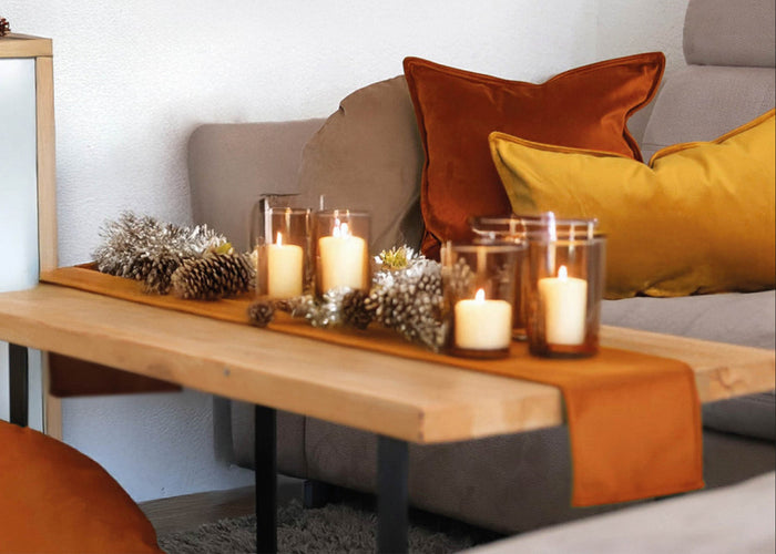 Wohnzimmer mit Samt Kissen in rost-orange curry-gelb und beige weihnachtliche Stimmung